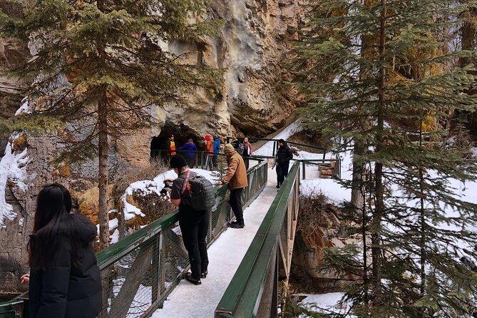 Banff Town ,Lake Louise, Moraine , Emerald & Johnston Canyon Tour - Key things that make this tour worth your time