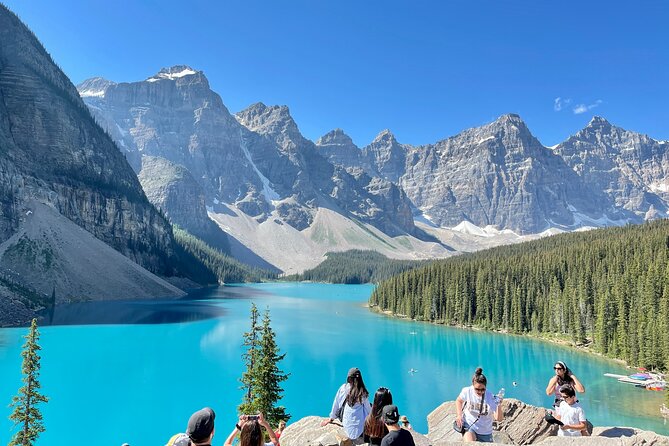 Banff Yoho Parks | Lake Louise | Moraine | Emerald - Private Tour - Banff town hour: easy town time, but plan your parking reality