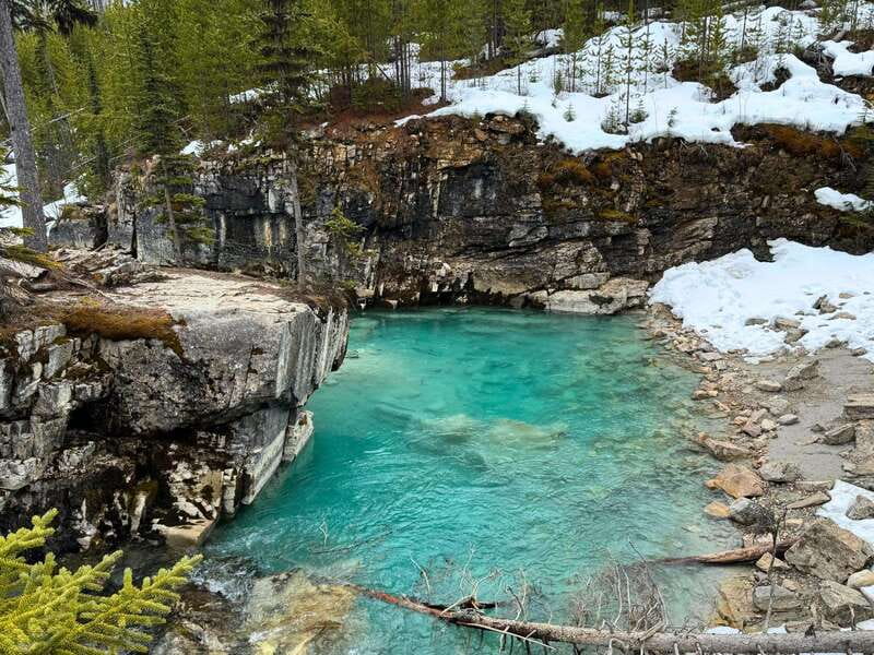 Calgary/Canmore: Lake Louise, Moraine Lake, & Banff Day Tour - Guides drive the vibe: the names that kept showing up