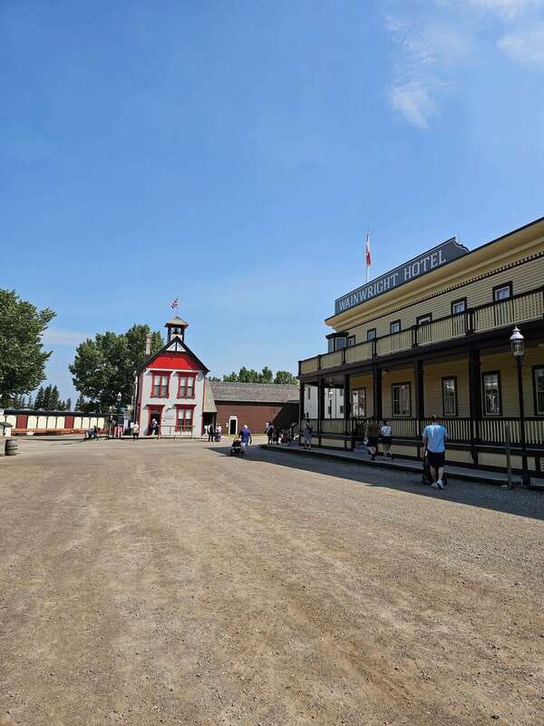 Calgary City Tour & Yamnuska Wolfdog Sanctuary Private Tour - Optional choices: Calgary Zoo or Calgary Tower