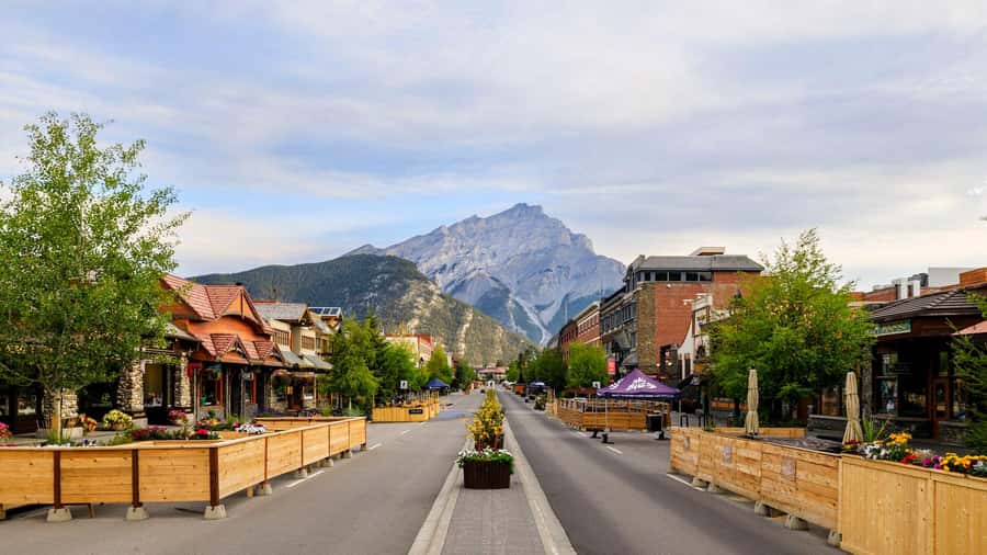 Calgary: Lake Louise, Moraine Lake, & Emerald Lake Tour - Moraine Lake in summer (or Marble Canyon in shoulder season)