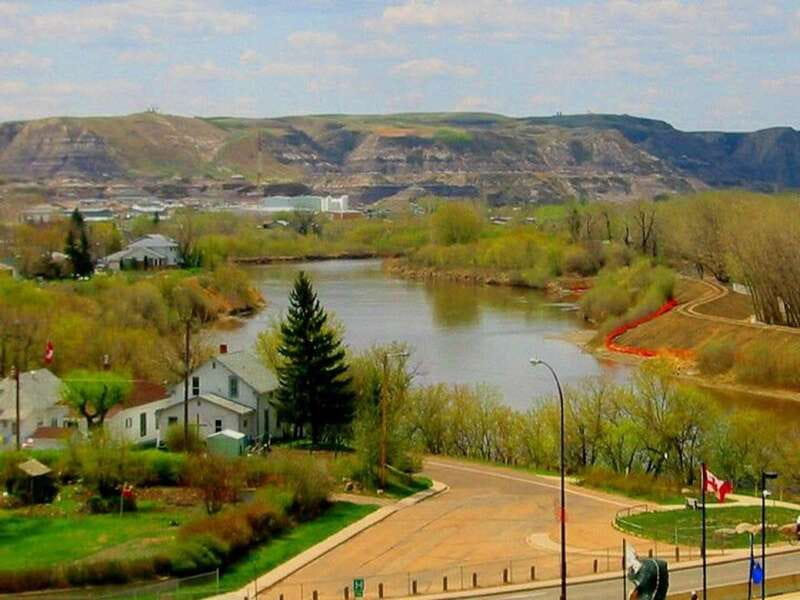 Drumheller: Bad Land & Dinosaur Museum Tour from Calgary - Royal Tyrrell Museum: Real Fossil Work, Not Just Photos