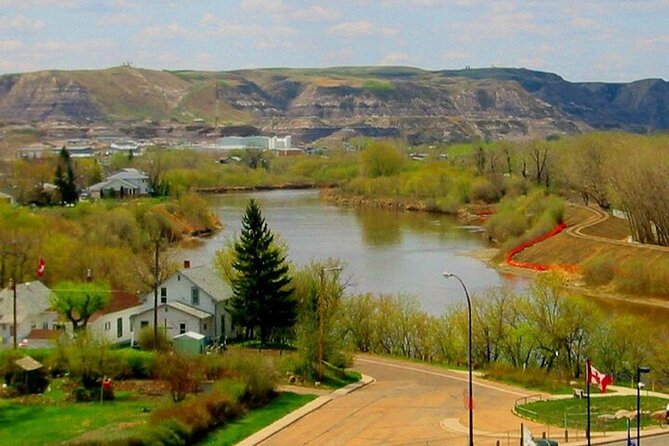 Drumheller Dinosaur Valley & Horseshoe Canyon Adventure Day Tour - Horseshoe Canyon: The Glacier-Scoured Start