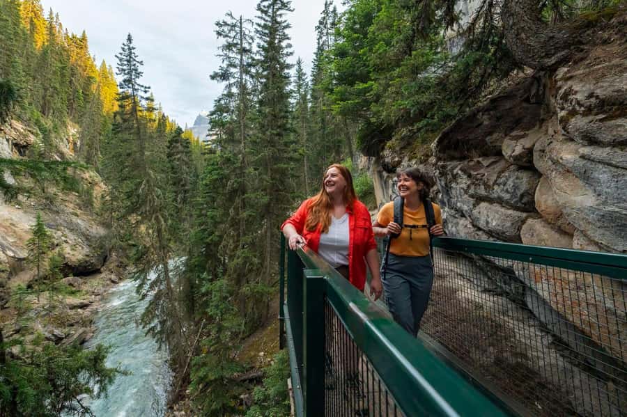 Lake Louise,Moraine Lake,Yoho NP,Johnston Canyon & BanffTour - Moraine Lake and Vermilion Lakes (June 1–Oct 13): Timing Matters