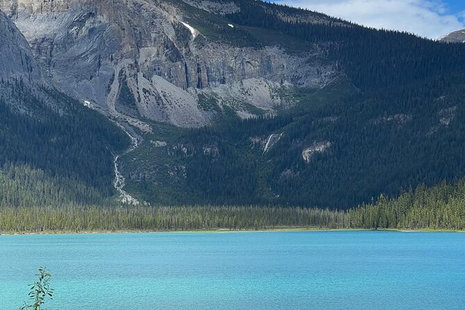 Moraine Lake Lake Louise Emerald Lake Banff Town & Natural Bridge - Banff Town time: 45 minutes for food and photos (summer only)