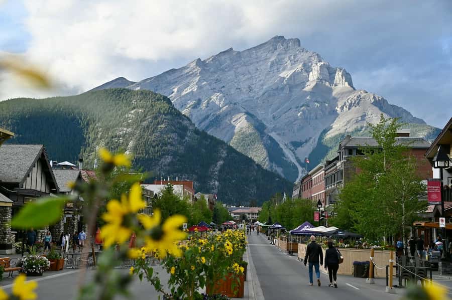 Moraine Lake Louise Emerald Johnston Canyon Banff Yoho Tour - Food, tips, and packing: small choices that save your day